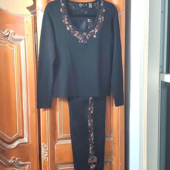Dana Buchman, black 2 pcs suit, size 6 beautiful bead work. silk, Top med. - Picture 1 of 17